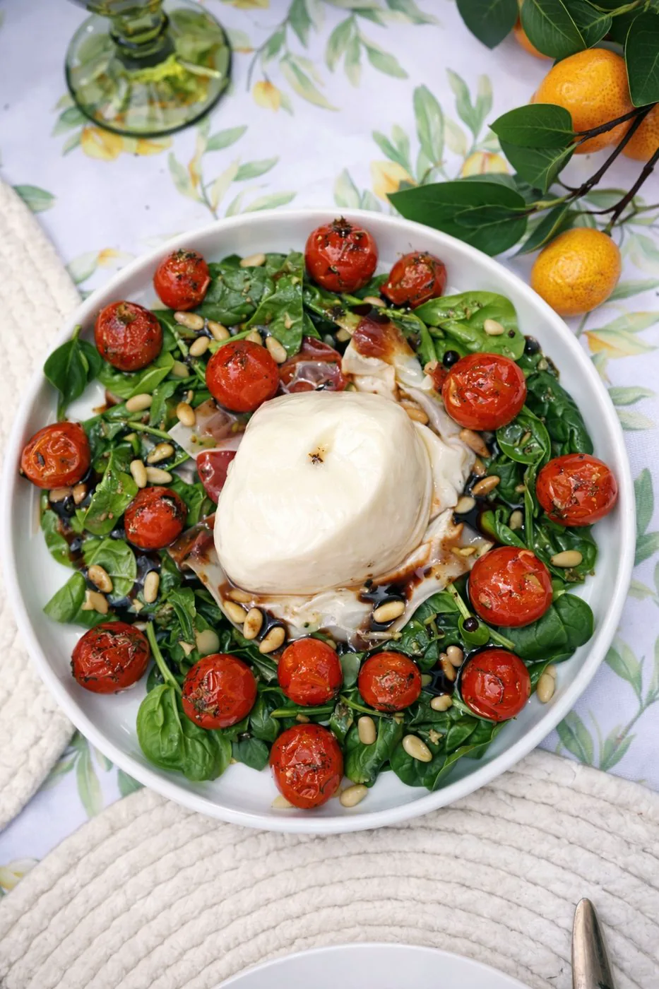Ensalada con burrata, tomates y albahaca en Trattoria del Bosque