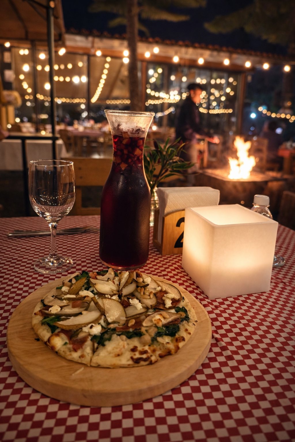 Clericot y pizza en mesa con fogata en Trattoria del Bosque