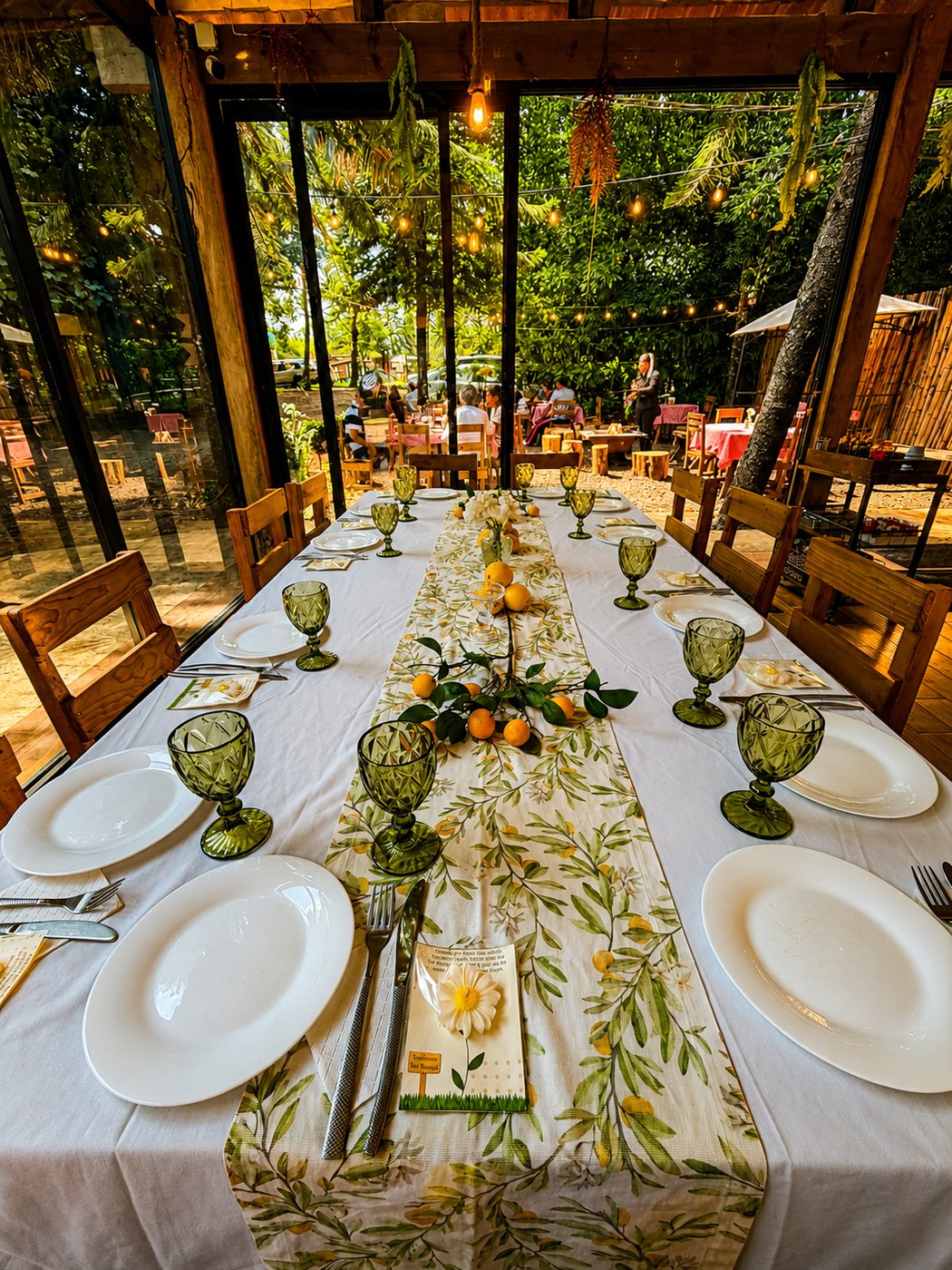 Mesa montada para celebración en restaurante familiar cerca de Xalapa